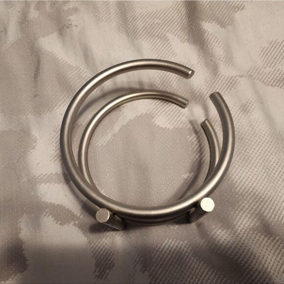 Kitchen Essentials. Trendy Sleek Elegant Napkin Holder Silver Chrome - Picture 5 of 6